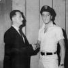 Roger Asquith et Elvis Presley dans les années 1960. Le premier était le correspondant à Hollywood de la presse à scandale britannique.