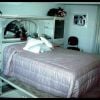 La chambre rose dans laquelle aurait dormi à plusieurs reprises l'actrice Natalie Wood - Photos de la garçonnière secrète d'Elvis Presley à Palm Springs. Elles ont été prises par le journaliste Roger Asquith il y a 50 ans.