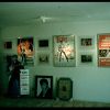 Affiches de films au mur - Photos de la garçonnière secrète d'Elvis Presley à Palm Springs. Elles ont été prises par le journaliste Roger Asquith il y a 50 ans.