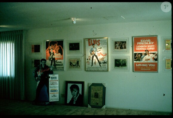 Affiches de films au mur - Photos de la garçonnière secrète d'Elvis Presley à Palm Springs. Elles ont été prises par le journaliste Roger Asquith il y a 50 ans.