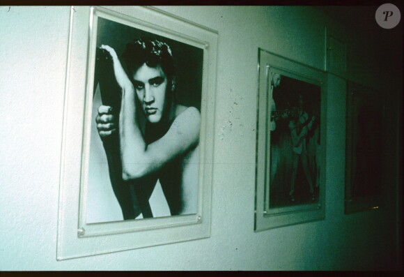 Au murs, des portraits du rockeur - Photos de la garçonnière secrète d'Elvis Presley à Palm Springs. Elles ont été prises par le journaliste Roger Asquith il y a 50 ans.
