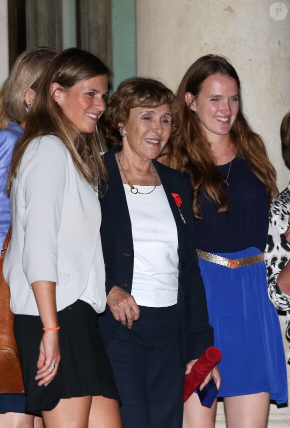 Edith Cresson entourée de ses petites filles (Officier de la Légion d'honneur) - Cérémonie de remise de décorations, par Francois Hollande, au Palais de l'Elysée à Paris, le 16 septembre 2014