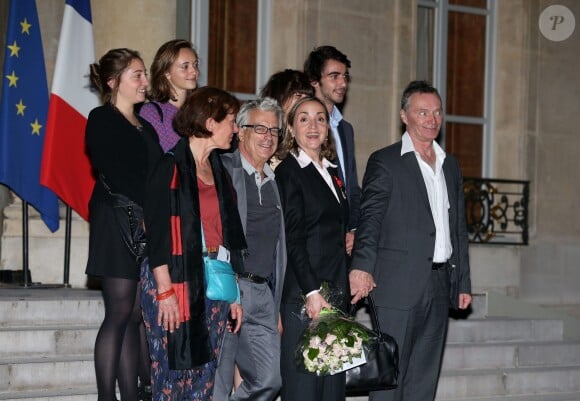 Dominique Blanc entourée de sa famille (Officier de la Légion d'honneur) - Cérémonie de remise de décorations, par Francois Hollande, au Palais de l'Elysée à Paris, le 16 septembre 2014