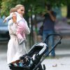Enceinte, Michelle Hunziker se promène avec sa petite Sole (bientôt 1 an) dans un parc à Milan le 16 septembre 2014.