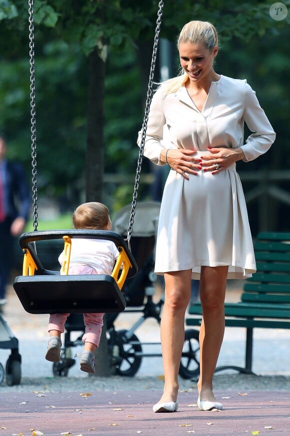 Enceinte, la belle Michelle Hunziker se promène avec sa petite Sole (bientôt 1 an) dans un parc à Milan le 16 septembre 2014.