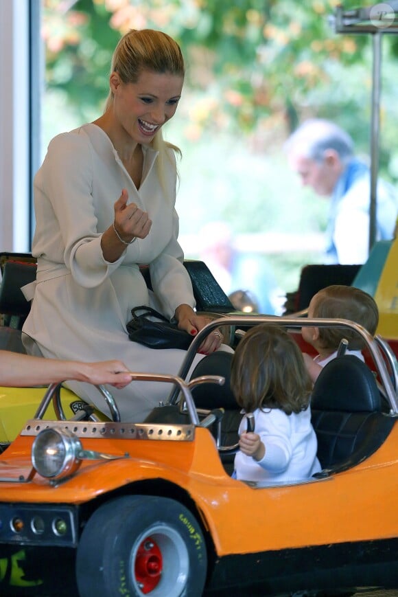 Enceinte, Michelle Hunziker se promène avec sa fille Sole (bientôt 1 an) dans un parc à Milan le 16 septembre 2014.