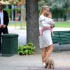 Enceinte, Michelle Hunziker se promène avec sa petite Sole (bientôt 1 an) dans un parc à Milan le 16 septembre 2014.