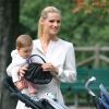 Enceinte, Michelle Hunziker se promène avec sa petite Sole (bientôt 1 an) dans un parc à Milan le 16 septembre 2014.
