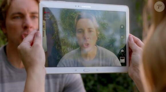 Dax Shepard et Kristen Bell enceinte dans une publicité Samsung pour la tablette Samsung Galaxy Tab S. (Capture d'écran)