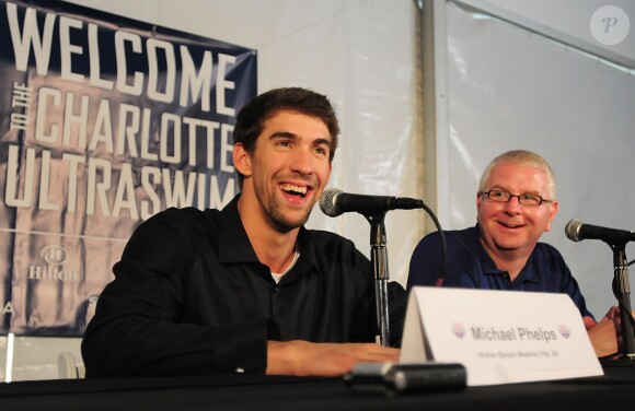 Michael Phelps et son coach Bob Bowman lors d'une conférence de presse au Mecklenburg County Aquatic Center de Charlotte, le 14 mai 2009