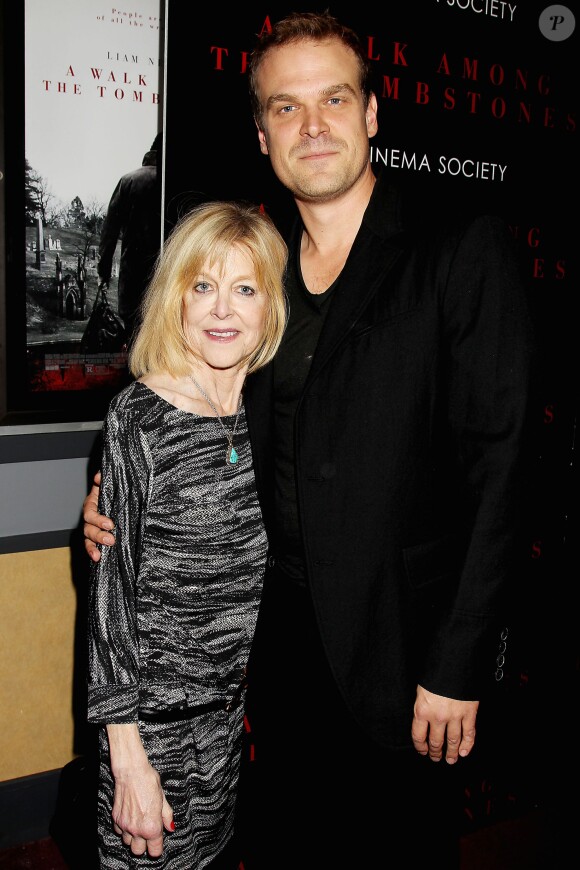 David Harbour et sa mère lors de la présentation du film Balade entre les tombes à New York le 17 septembre 2014