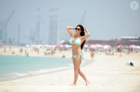 La star de télé-réalité anglaise Casey Batchelor se dore la pilule sur une plage de Dubaï. Le 15 septembre 2014.