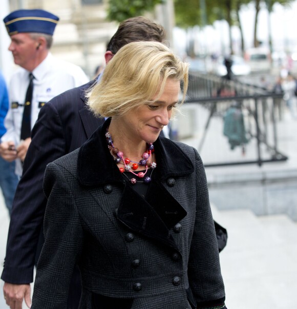 Delphine Boël, fille illégitime supposée du roi Albert II de Belgique, quitte le tribunal de première instance de Bruxelles le 2 octobre 2014 avec son compagnon James O'Hare et son avocat après l'audience au cours de laquelle le ministère public a rendu son avis concernant sa demande de reconnaissance en paternité visant l'ancien souverain.