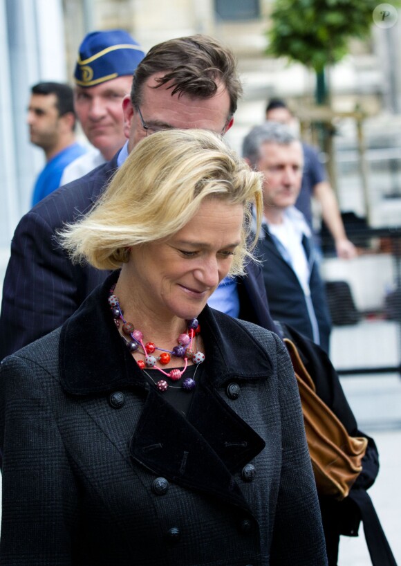 Delphine Boël, fille illégitime supposée du roi Albert II de Belgique, quitte le tribunal de première instance de Bruxelles le 2 octobre 2014 avec son compagnon James O'Hare et son avocat après l'audience au cours de laquelle le ministère public a rendu son avis concernant sa demande de reconnaissance en paternité visant l'ancien souverain.