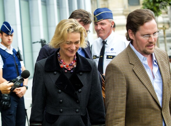 Delphine Boël, fille illégitime supposée du roi Albert II de Belgique, quitte le tribunal de première instance de Bruxelles le 2 octobre 2014 avec son compagnon James O'Hare et son avocat après l'audience au cours de laquelle le ministère public a rendu son avis concernant sa demande de reconnaissance en paternité visant l'ancien souverain.