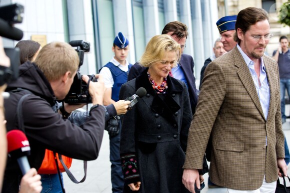 Delphine Boël, fille illégitime supposée du roi Albert II de Belgique, quitte le tribunal de première instance de Bruxelles le 2 octobre 2014 avec son compagnon James O'Hare et son avocat après l'audience au cours de laquelle le ministère public a rendu son avis concernant sa demande de reconnaissance en paternité visant l'ancien souverain.