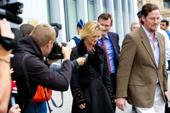 Delphine Boël, fille illégitime supposée du roi Albert II de Belgique, quitte le tribunal de première instance de Bruxelles le 2 octobre 2014 avec son compagnon James O'Hare et son avocat après l'audience au cours de laquelle le ministère public a rendu son avis concernant sa demande de reconnaissance en paternité visant l'ancien souverain.