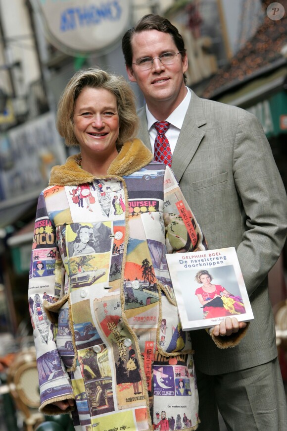 Delphine Boël, fille illégitime supposée du roi Albert II de Belgique, en avril 2008 avec son compagnon James O'Hare lors du lancement de son livre 'Couper le cordon'.