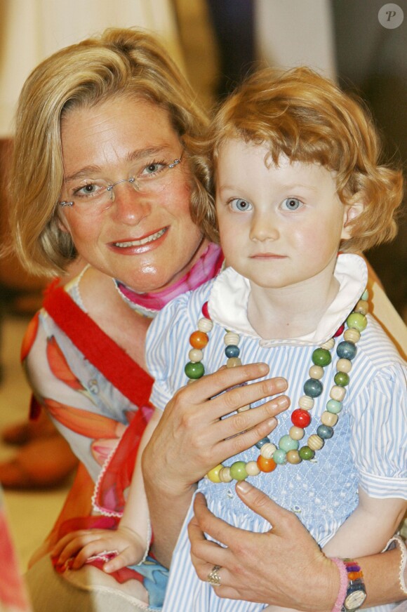 Delphine Boël, fille illégitime supposée du roi Albert II de Belgique, avec sa fille Josephine en juin 2006 à Ostende lors d'une exposition.