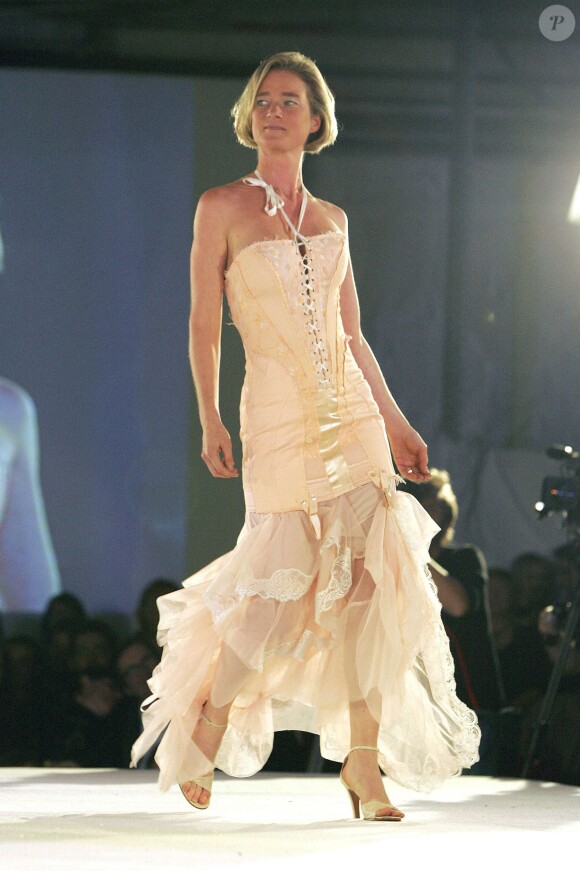 Delphine Boël, fille illégitime supposée du roi Albert II de Belgique, défilant en octobre 2005 pour la friperie Les petits riens lors de l'événement 'Second Hand, Second Life'. 