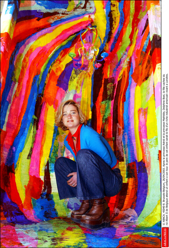 Delphine Boël, fille illégitime du roi Albert II de Belgique, en juillet 2004 lors d'une exposition de ses oeuvres à Coxyde (Koksijde).