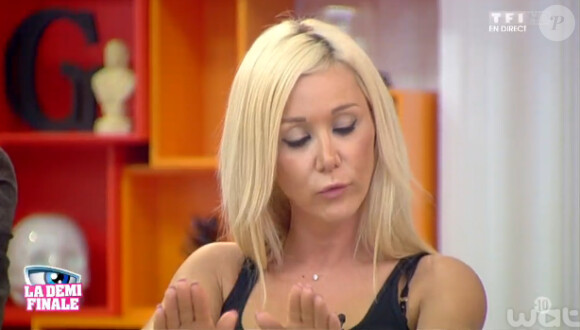 Julie, avant son élimination, dans l'émission hebdomadaire "Secret Story 8", le 19 septembre 2014 sur TF1.  