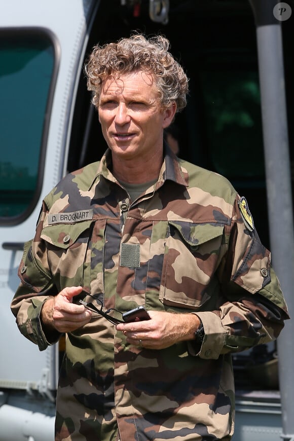 Exclusif - Denis Brogniart participe à un exercice de sauvetage aux côtés de commandos de l'armée de l'air juste après le défilé du 14 juillet sur la place des Invalides à Paris. Juillet 2013.