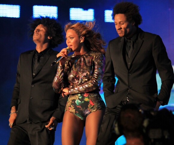 Beyoncé entourée de Laurent et Larry, les Twins, en concert dans le cadre de la leur tournée "On The Run" à Pasadena le 2 Août 2014.