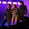 Beyoncé entourée de Laurent et Larry, les Twins, en concert dans le cadre de la leur tournée "On The Run" à Pasadena le 2 Août 2014.