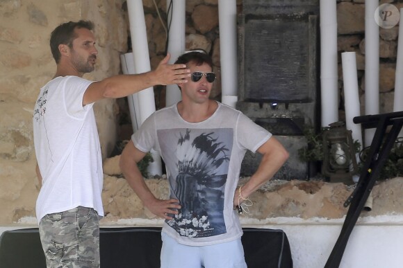 James Blunt s'occupe des préparatifs de son mariage avec Sofia Wellesley à Ibiza. Le couple s'est marié à Majorque mais organise une autre fête à Ibiza. Le 20 septembre 2014