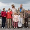 Le roi Philippe de Belgique, la reine Mathilde et leurs enfants, le prince Gabriel, la princesse héritière Elisabeth, la princesse Eléonore et le prince Emmanuel ont pris la pose en marge de leur promenade à vélo dans Bruxelles, le 21 septembre 2014, à l'occasion de la journée sans voitures.