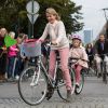 Balade en vélo dans Bruxelles, le 21 septembre 2014, pour le roi Philippe de Belgique, la reine Mathilde et leurs enfants, la princesse héritière Elisabeth, le prince Gabriel, le prince Emmanuel et la princesse Eléonore à l'occasion de la journée sans voitures.