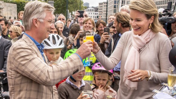 Mathilde et Philippe de Belgique : Balade à vélo et cocktail en famille en ville