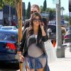 Kourtney Kardashian, enceinte, et sa soeur Khloé se sont rendues à la galerie d'art The News de John Baldessari. Los Angeles, le 24 septembre 2014.