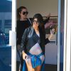 Kourtney Kardashian, enceinte, et sa soeur Khloé se sont rendues à la galerie d'art The News de John Baldessari. Los Angeles, le 24 septembre 2014.