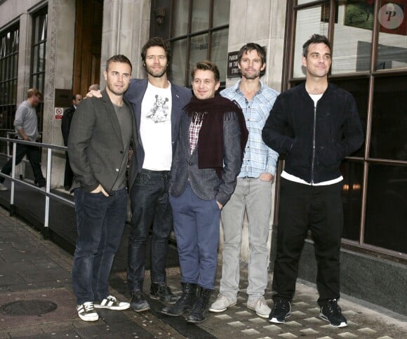 Robbie Williams, Gary Barlow, Jason Orange, Howard Donald et Mark Owen de Take That à Londres, le 27 octobre 2010.