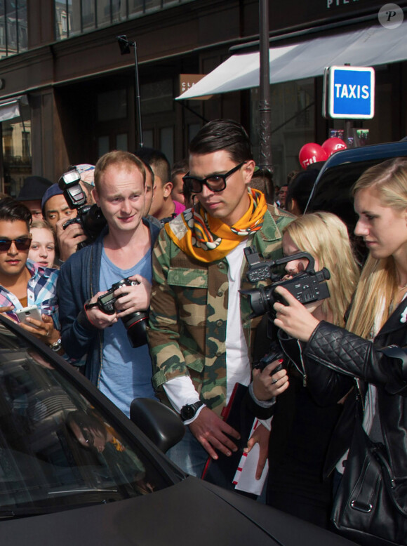 Vitalii Sediuk (lunettes de soleil, foulard orange et veste camo) est le responsable de la frayeur de Kim Kardashian, lors du défilé Balmain. Paris, le 25 septembre 2014.