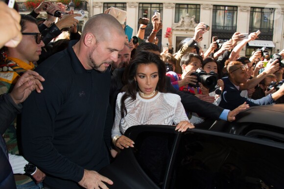 Kim Kardashian, bousculée par Vitalii Sediuk à son arrivée à l'InterContinental pour assister au défilé Balmain. Paris, le 25 septembre 2014.