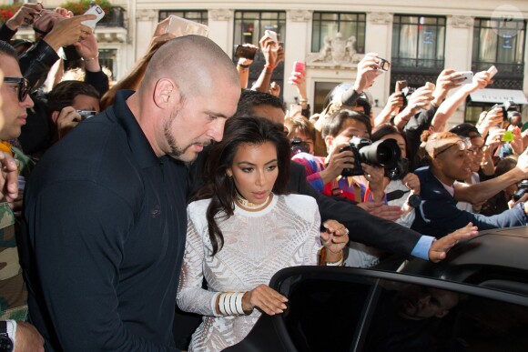 Kim Kardashian, bousculée par Vitalii Sediuk à son arrivée à l'InterContinental pour assister au défilé Balmain. Paris, le 25 septembre 2014.