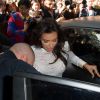 Kim Kardashian, bousculée par Vitalii Sediuk à son arrivée à l'InterContinental pour assister au défilé Balmain. Paris, le 25 septembre 2014.