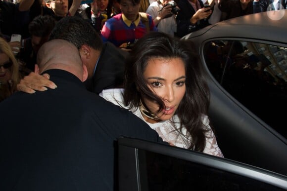 Kim Kardashian, bousculée par Vitalii Sediuk à son arrivée à l'InterContinental pour assister au défilé Balmain. Paris, le 25 septembre 2014.
