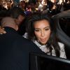 Kim Kardashian, bousculée par Vitalii Sediuk à son arrivée à l'InterContinental pour assister au défilé Balmain. Paris, le 25 septembre 2014.
