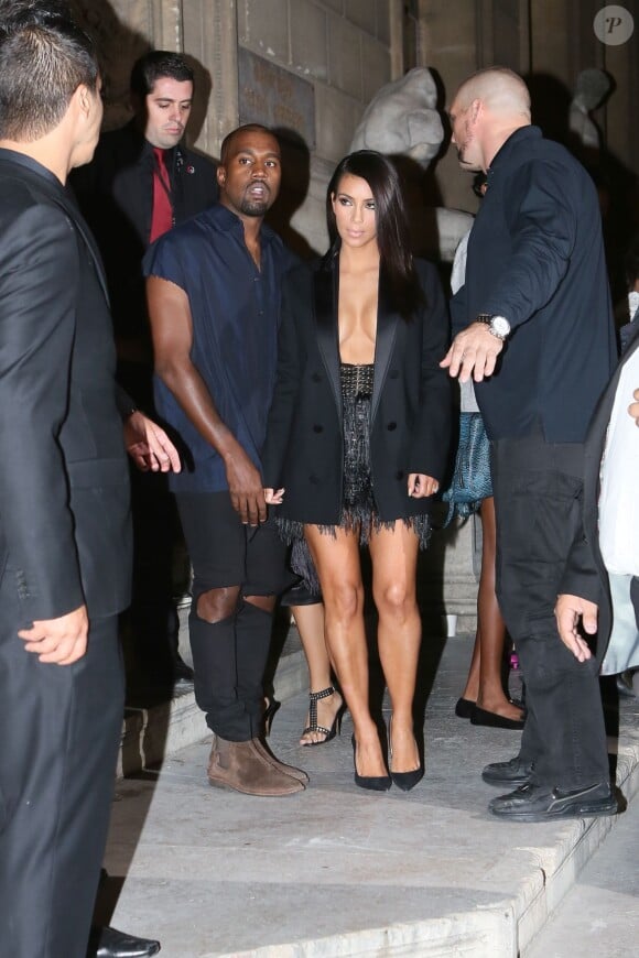 Kanye West et Kim Kardashian quittent l'École Nationale des Beaux-Arts à l'issue du défilé Lanvin. Paris, le 25 septembre 2014.