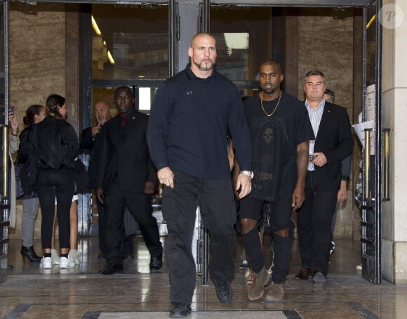 Kanye West quitte le Palais de Chaillot à l'issue du défilé Rick Owens. Paris, le 25 septembre 2014.
