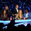 Steven Tyler, Jimmy Iovine, Ryan Seacrest, Jennifer Lopez et Randy Jackson sur le plateau d'American Idol, le 23 mai 2012