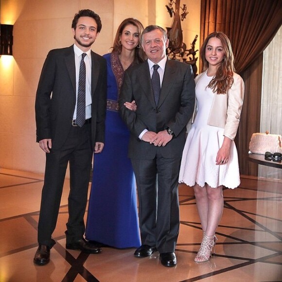 Rania de Jordanie avec le prince Hussein, le roi Abdullah II et la princesse Iman avant un mariage en famille en mai 2014.