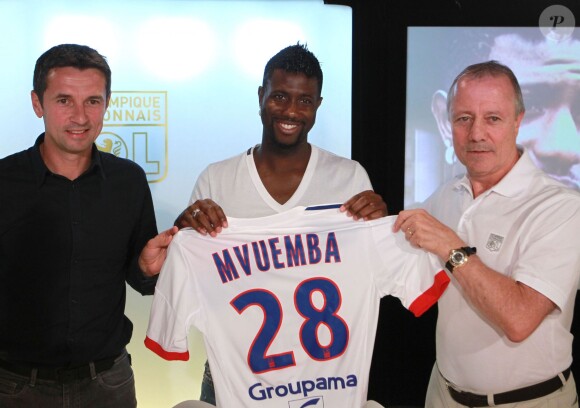 Rémi Garde et Bernard Lacombe présentent Arnold Mvuemba à Lyon le 5 septembre 2012