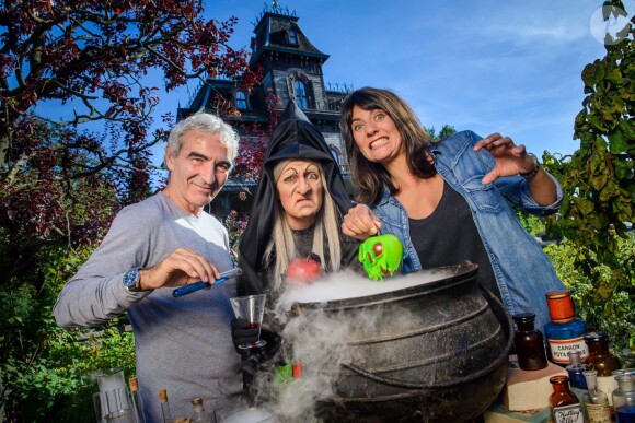 Raymond Domenech et Estelle Denis assistent à la soirée de lancement des animateurs de Halloween organisée à Disneyland Paris, le samedi 27 septembre 2014.