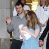 Chelsea Clinton Mezvinsky et son mari Marc Mezvinsky sortent de l'hôpital avec leur fille Charlotte. New York, le 29 septembre 2014. 