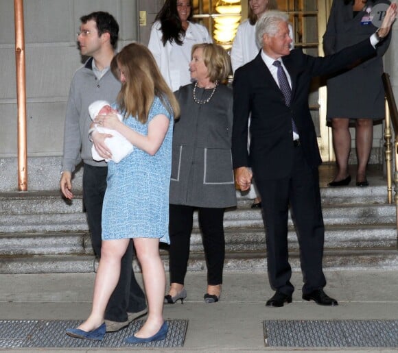 Chelsea Clinton Mezvinsky quitte le Lenox Hill Hospital avec son mari Marc Mezvinsky, leur fille Charlotte et ses parents Bill et Hillary Clinton  à New York, le 29 septembre 2014.
